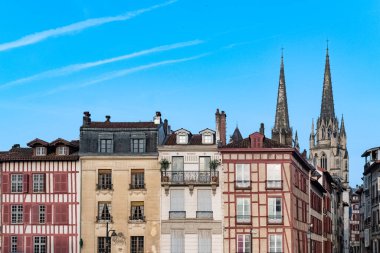 Bayonne Bask 'ta, tipik bir ön cephe, tarihi merkezde renkli panjurlar, arka planda Sainte-Marie katedrali.