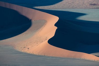 Namibya, Namib Çölü 'nün hava manzarası, yağmur mevsiminde göl, güzel manzara.