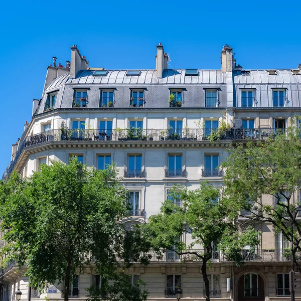 Paris Avenida Típica Fachada Magenta Belo Edifício Com Telhados Zinco — Fotografia de Stock