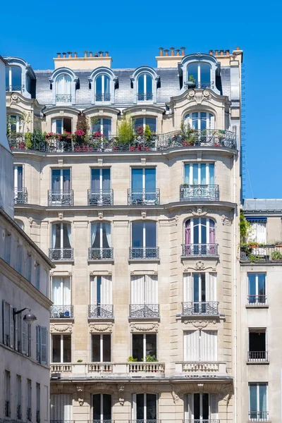 Париж Типичный Фасадный Бульвар Мажента Красивое Здание Старыми Крышами — стоковое фото