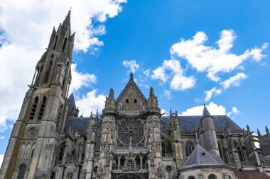 Senlis, Fransa 'nın ortaçağ şehri, tarihi merkezdeki Notre-Dame katedrali.
