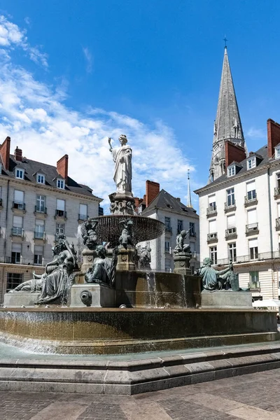 Nantes, Fransa 'nın güzel şehri, çeşme yeri Royale, tarihi merkezde, arka planda tipik binalar