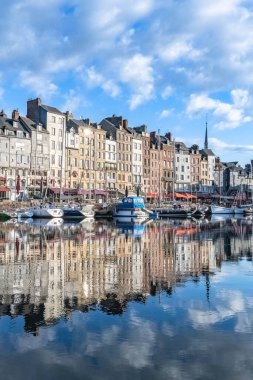 Honfleur, Fransa 'nın güzel şehri, Sabahları liman, Nehrin yansıması