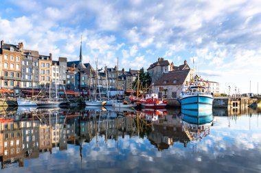Honfleur, Fransa 'nın güzel şehri, Sabahları liman, Nehrin yansıması