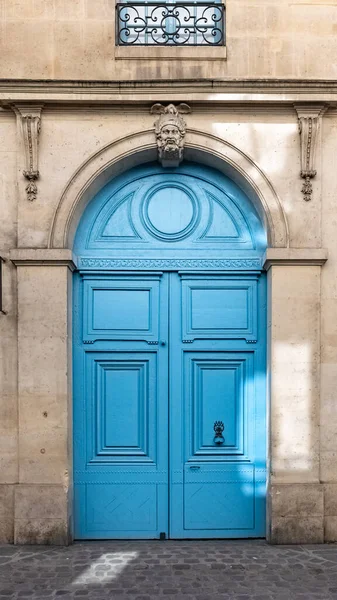 París Una Vieja Puerta Madera Con Una Cabeza Tallada Dintel —  Fotos de Stock
