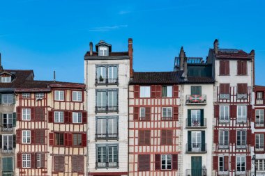 Bayonne Bask parasıyla, tipik ön cepheler ve Nive nehri üzerindeki köprü.