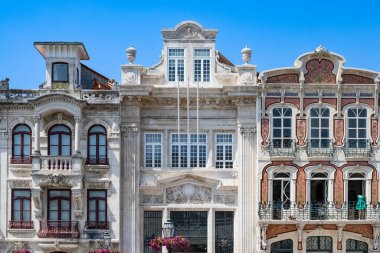 Aveiro, Portekiz 'in güzel şehri, kanalda, tarihi merkezde eski evler.