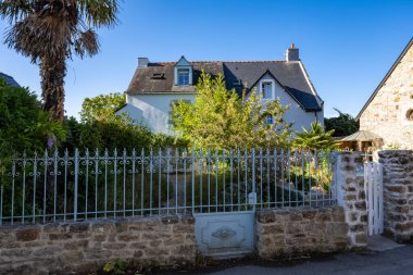 Brittany, Ile aux Moines adası Morbihan körfezinde, küçük bir sokak ve köydeki tipik bir ev.