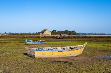 Morbihan körfezindeki Arz adası, gelgit değirmeni, tipik kürek tekneleri, panorama