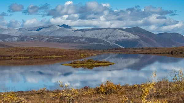 Yukon Kanadě Divoká Krajina Podzim Tombstone Parku Odraz Jezeře — Stock fotografie