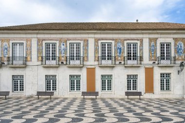 Cascais, Portekiz 'de küçük bir şehir, tipik azulejolar ile güzel cepheler.