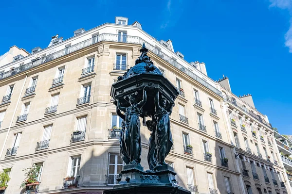 Παρίσι Ένα Όμορφο Πράσινο Συντριβάνι Wallace Στο Κέντρο — Φωτογραφία Αρχείου
