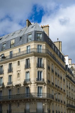 Paris, lüks bir muhitte güzel bir bina, tipik Haussmann cepheleri.