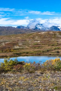 Kanada 'da Yukon, dağlar, Tombstone parkının sonbaharında vahşi manzara, Dempster Karayolu, bir göl.