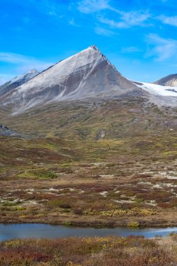Kanada 'da Yukon, dağlar, Tombstone parkının sonbaharında vahşi manzara, Dempster Karayolu, bir göl.