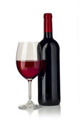 sklenice červeného vína a láhev izolovaných na bílém pozadí