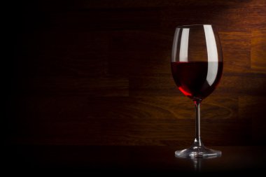 ahşap arka plan üzerinde şarap kadehi