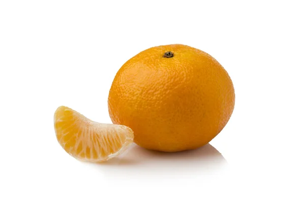 Mandarina madura o mandarina con rebanada aislada sobre fondo blanco — Foto de Stock