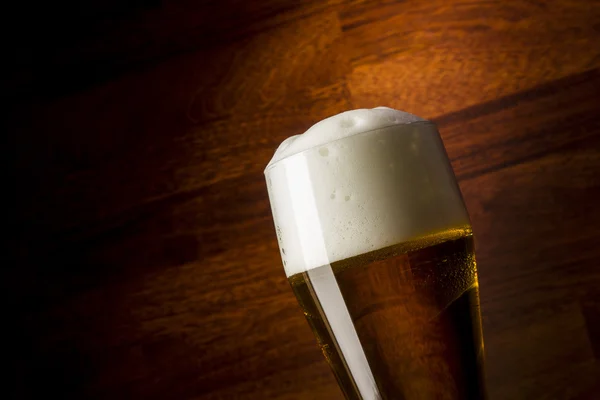 Birra di vetro su sfondo di legno con copyspace — Foto Stock