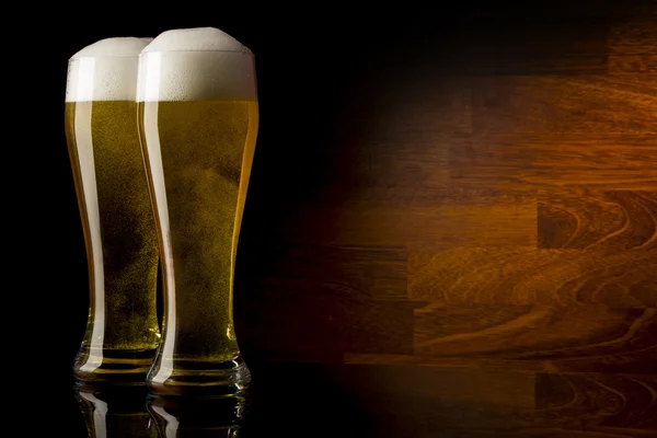 Due birre di vetro su fondo legno con copyspace — Foto Stock