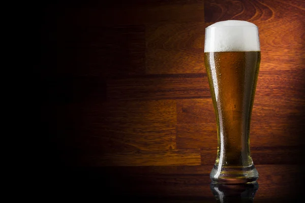 One glass beer on wood background with copyspace — Stock Photo, Image