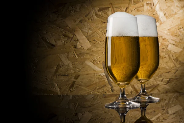 Due birre di vetro su fondo legno con copyspace — Foto Stock
