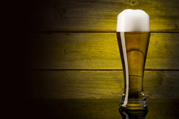 Una birra di vetro su sfondo di legno con copyspace — Foto Stock