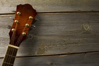Ahşap arka planda akustik gitar
