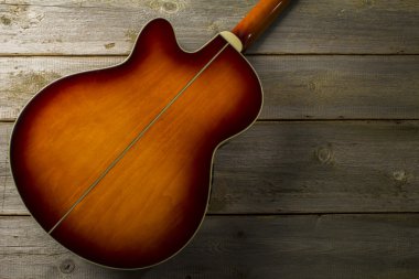Ahşap arka planda akustik gitar