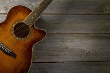 Ahşap arka planda akustik gitar