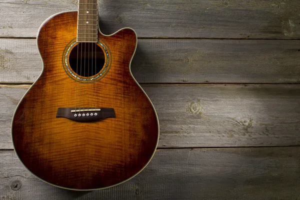 Guitarra acústica sobre fondo de madera — Foto de Stock