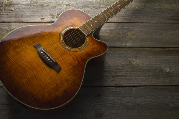 Guitarra acústica sobre fondo de madera — Foto de Stock