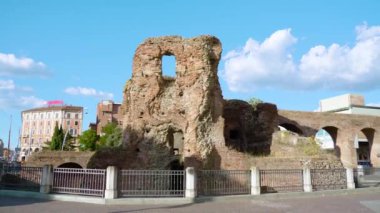Antik kale Rocca Galliera, çitin arkasında duruyor.