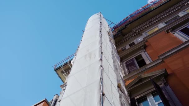 Ancien bâtiment en cours de reconstruction avec tissu échafaudage — Video