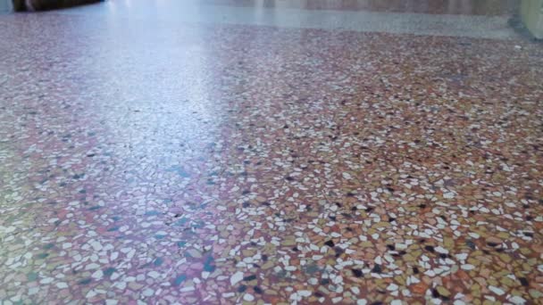 아치 갤러리와 관광객을 건축하는 대리석 바닥 — 비디오
