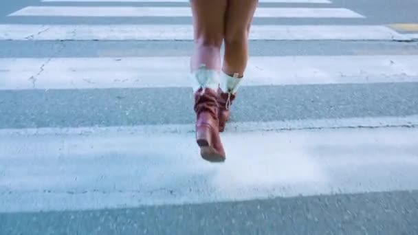 穿靴子的妇女在宽阔的人行横道上穿过马路 — 图库视频影像