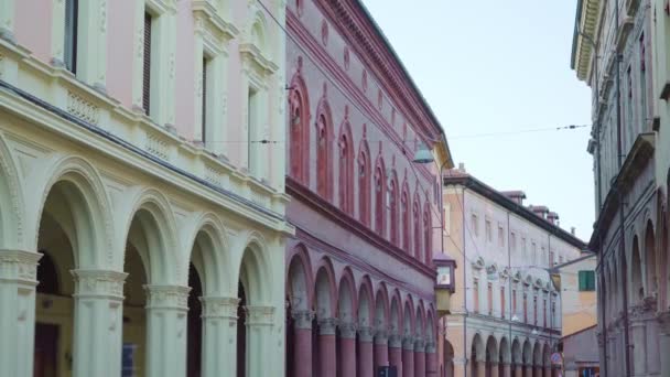 Historiska färgade hus med valv står på smal gata — Stockvideo