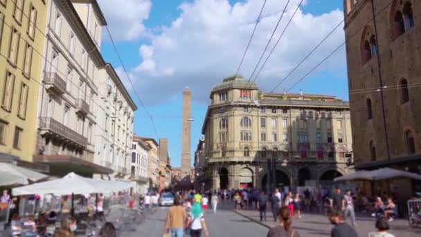 Praça Piazza Maggiore com edifícios torres e turistas — Vídeo de Stock