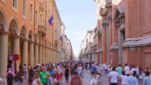 Die Hauptstraße von Bologna erstreckt sich entlang von Gebäuden und Geschäften — Stockvideo