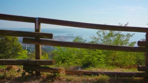 Uitzicht op de oude stad in de buurt van de zee opent voor houten hek — Stockvideo