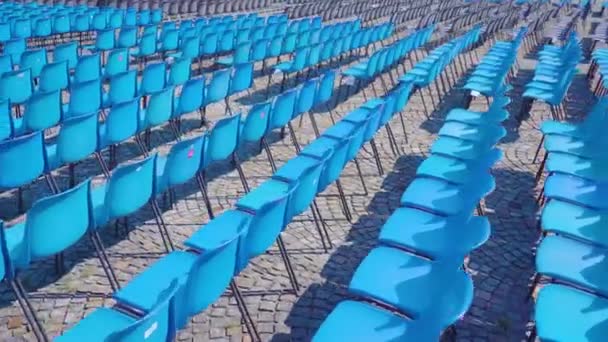 Dlouhé řady modrých židlí pro pozorování místních akcí — Stock video