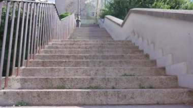 Turist eğlencesi olarak tırabzanları olan eski, uzun taş merdivenler.