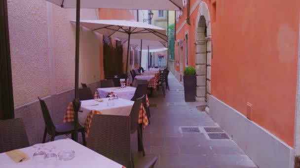 Gezellige straat cafe met perfect geserveerd tafels in de oude stad — Stockvideo