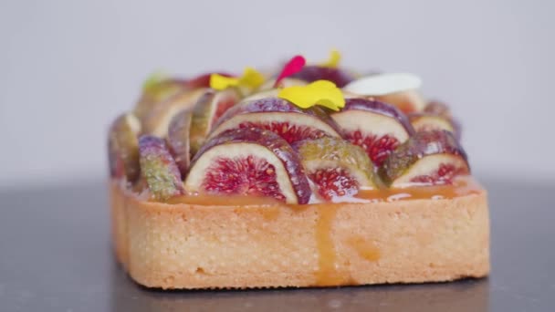 Sušenka s fíkovými plátky a karamelovou omáčkou navrchu — Stock video