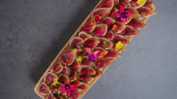 Kex med fikon skivor blommor och färgglada blad på toppen — Stockvideo