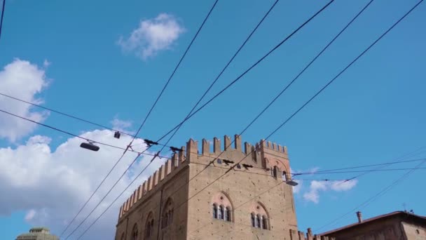 Trolibusz elektromos vezetékek áthaladtak a városon a kék ég alatt — Stock videók
