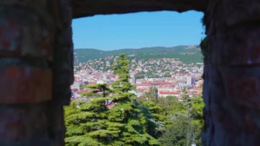 San Giusto Kalesi 'nden geçerek eski bir kasaba.