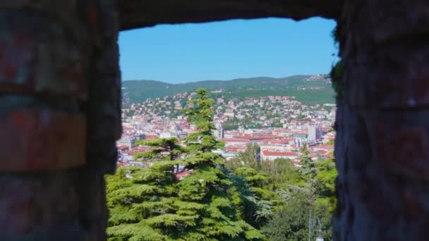 Παλιά πόλη μέσω του κάστρου του San Giusto παραθυράκι φρούριο — Αρχείο Βίντεο