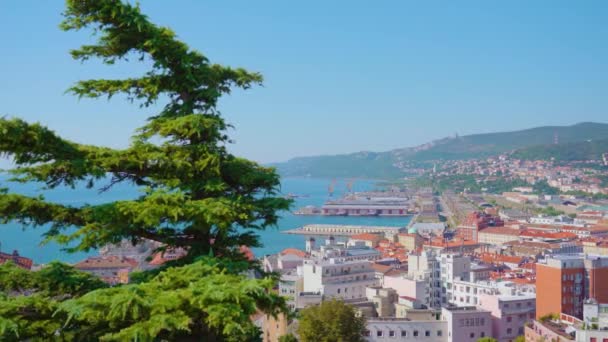 Impressionante vista della città antica vicino al mare e alle montagne — Video Stock
