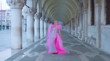 Venedik tünelinde pembe şık elbiseli bir kız.